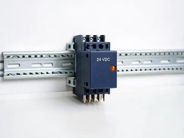Slim interface relay and socket
